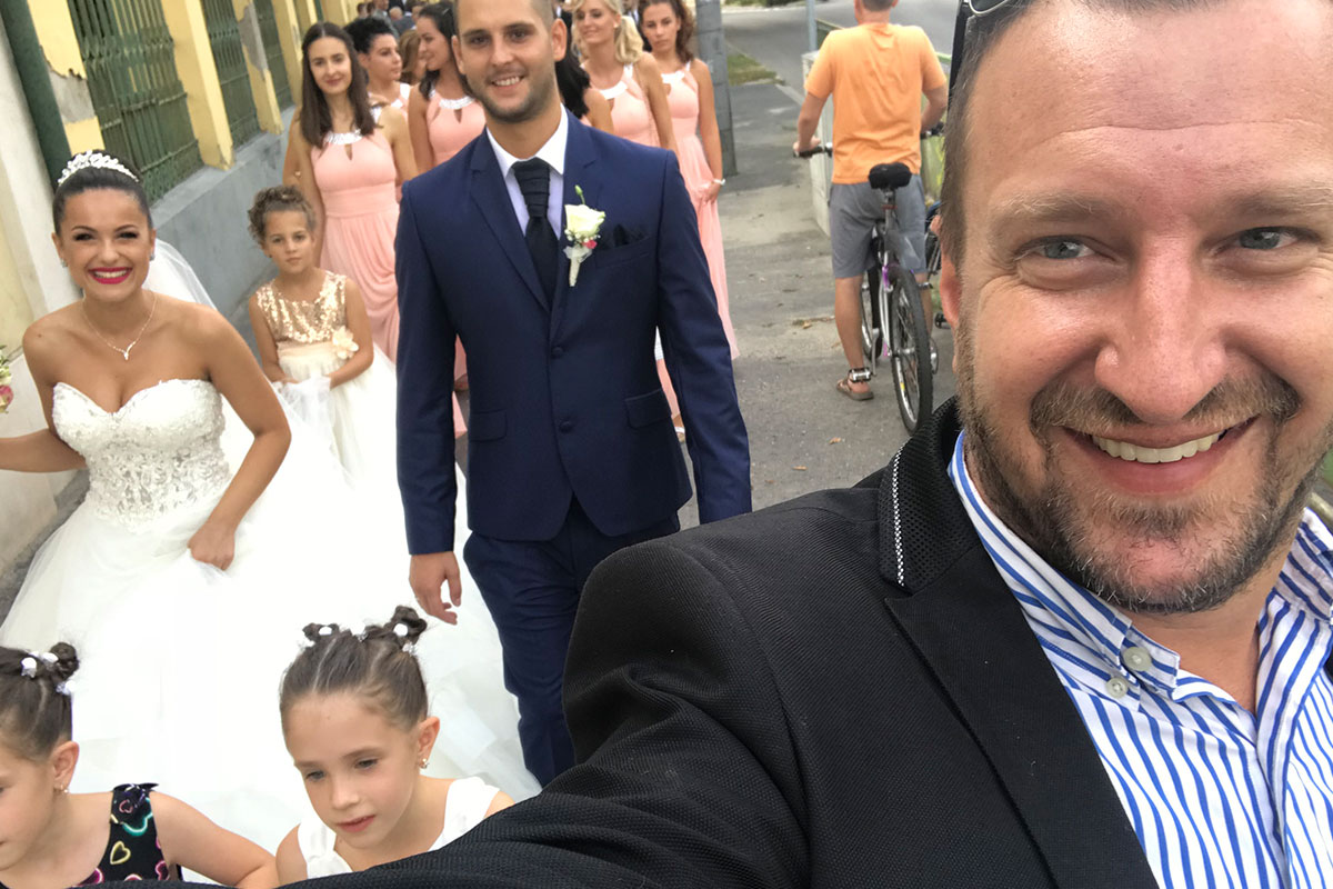Kiss Levente szelfije az ifjú párral és a koszorúslányokkal az esküvő napján
